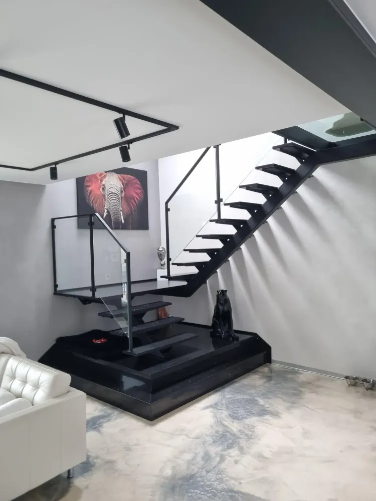 Escalier avec garde-corps